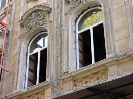 В доме в центре Одессы уничтожают старинные окна и двери