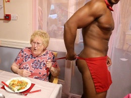 В доме престарелых в Великобритании день рождения 89-летней постоялицы отметили с голыми официантами