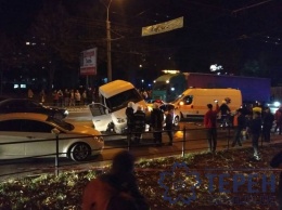 Появились фото и видео, как в Тернополе автобус раздавил полицейское авто