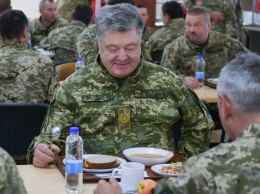 Порошенко поел в солдатской столовой: фото меню президента