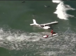 Легкомоторный самолет рухнул в океан вблизи штата Флорида. Видео