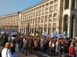 В Киеве проходит акция профсоюзов, требующих от Кабмина и Рады минимальной зарплаты в 7,7 тысяч гривен