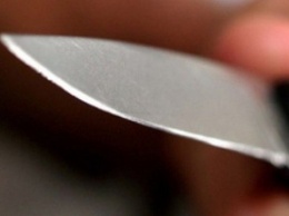 В Запорожье двое парней угрожали ножом ребенку