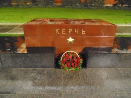 В Александровском саду Москвы возлагают цветы в память о погибших в Керчи