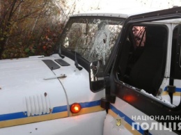 Копатели янтаря повредили три полицейских автомобиля в Ровенской области