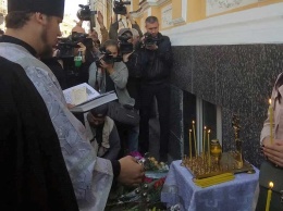 Харьковчане несут цветы к месту ДТП на Сумской (фото, видео)