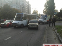 На Центральном проспекте водители автомобилей спровоцировали столкновение с троллейбусом, образовалась пробка