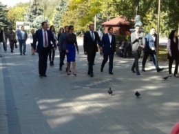 Во время приезда в Мелитополь Марина Порошенко прогулялась по парку (фото)