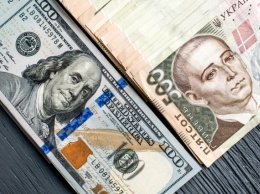Перед выходными гривня подешевела к доллару и евро