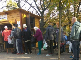 В центре Киева выстроились очереди за бесплатной едой. Фотофакт