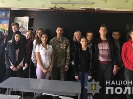 В Днепре школьники познакомились со своими защитниками