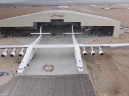 Крупнейший в мире самолет Stratolaunch успешно прошел рулежные испытания