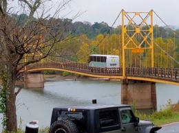 Кошмар: в Сети появилось ВИДЕО, в котором 70-летний мост прогибается под автобусом