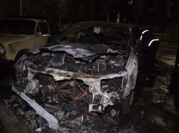 В Киеве подожгли авто переселенца из Луганска. Фото и видео