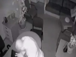 Ночью в Запорожье ограбили офис: Вор попал на камеру (ВИДЕО)