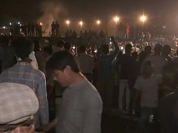 В Индии поезд врезался в толпу, более 60 погибших
