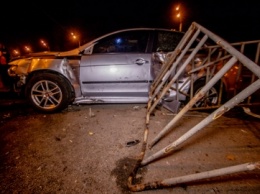 На Слобожанском проспекте в Днепре произошло ДТП: Mitsubishi Lancer врезался в ограждение