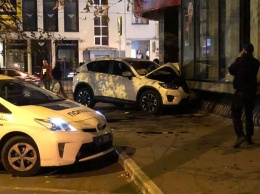 ЧП в центре Харькова. Автомобиль на скорости проехал по тротуару и врезался в магазин (фото)