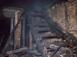 На столичной Русановке дотла одновременно выгорели два дома (фото, видео)