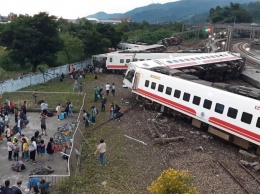 Пассажирский поезд сошел с рельсов на Тайване, есть погибшие