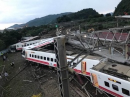 В Тайване поезд сошел с рельсов: не менее 17 погибших, более сотни пострадавших (видео)