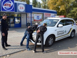 В Николаеве неизвестные напали на человека, заковали в наручники и избили