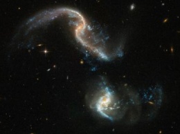 Астрономы обнаружили карликовую галактику-каннибала