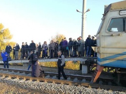 Киевляне блокировали городскую электричку: опаздывает и имеет мало вагонов