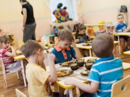 Няня в Челябинске незаметно воровала котлеты у детей