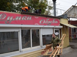 В Симферополе продолжается демонтаж незаконных торговых павильонов