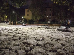 Ливень с градом парализовал движение в Риме