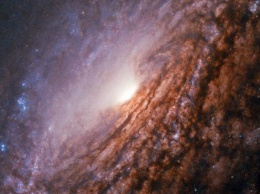 "Хаббл" сделал снимок галактики с ярким "сердцем"