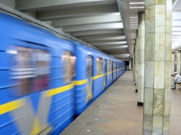 Срочно: в метро Киева нечем дышать, у людей кашель и головокружение, первые подробности