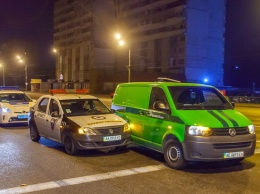 На Слобожанском проспекте инкассаторы врезались в автомобиль охранной фирмы