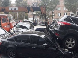Автокран без тормозов смял 10 автомобилей на бульваре Леси Украинки в Киеве