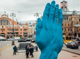 Синюю руку в центре Киева установила Шевченковская РГА по своему усмотрению