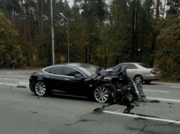 На трассе под Киевом Tesla влетела в легковушку Skoda, стоящую на повороте