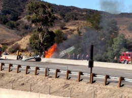 Раритетный самолет рухнул на автостраду в Калифорнии. Фото