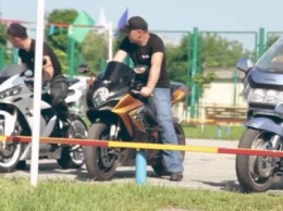 В Нальчике добрые полицейские завели мотоцикл «заглохшему» байкеру