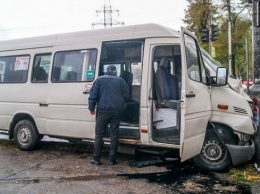 В Днепре возле Дафи маршрутка №127 столкнулась с Daewoo: есть пострадавшие