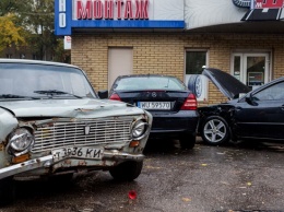 В Днепре пьяный водитель «Жигули» разбил две иномарки и попал в больницу