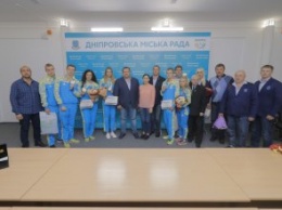 Борис Филатов вручил чемпионам и призерам III летних Юношеских Олимпийских игр сертификаты на общую сумму 102 тыс. гривен