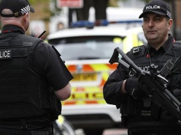 В Лондоне вооруженный отверткой мужчина напал на полицейских
