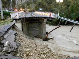 Непогода в Туапсе разрушила мосты и затопила улицы, погибли два человека. Фото, видео