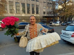Мишель Терещенко пришел забирать сына из роддома с корзиной и в вышиванке. Фото