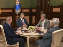 Порошенко обсудил с тремя экс-президентам развитие Украины