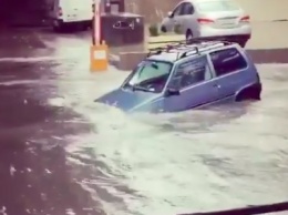 Очевидцы засняли мужественную борьбу водителя "Оки" с наводнением