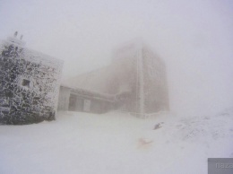 В Карпатах уже вовсю метет снег, а температура воздуха опустилась до -8. Фото