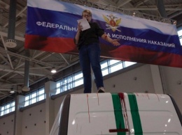 Активистка «Другой России» в знак протеста вскрыла вены на выставке полицейской техники