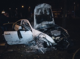 На проспекте Гагарина сгорел автомобиль (видео)